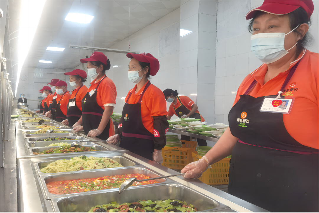 营养三餐 温馨陪同—— pp电子游戏餐饮集团中学项目部全力以赴包管新学期营养餐供应事情