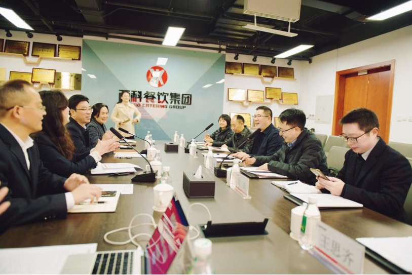 共筑协同育人平台，，，，，，开启校企相助新篇：西南科技大学经济治理学院副院长郭四代一行到pp电子游戏餐饮集团交流座谈